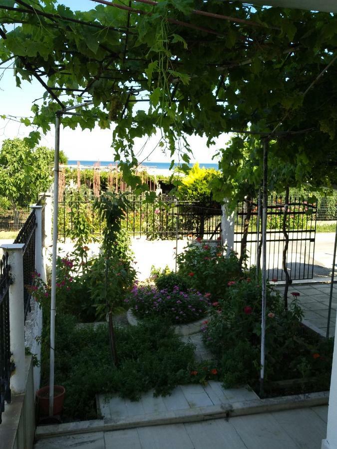 Grigorios Apartments Nea Vrasna Luaran gambar